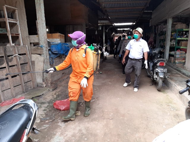 Humas PT.IIS, Lundu Simatupang pada saat mengawasi langsung penyemprotan disinfektan di Pasar BTN Lama Pangkalan Kerinci dalam rangka antisipasi penyebaran Covid-19,   Selasa (31/3/2020).