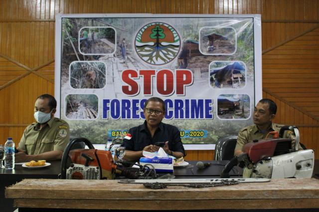 Kepala Balai Besar KSDA Riau, Suharyono, beri keterangan terkait tangkapan tersangka ilegal logging, Senin (15/6/2020) sore di Pekanbaru.