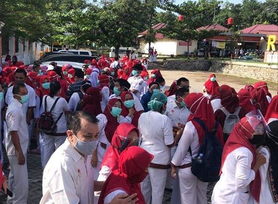 Ratusan petugas medis saat melakukan aksi demonstrasi di depan RSUD Indrasari Rengat.