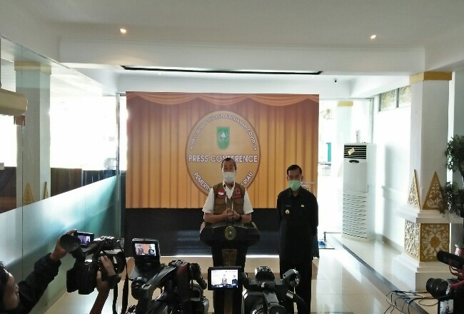 Gubernur Riau Syamsuar saat konferensi pers.