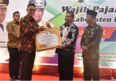 Bupati Bengkalis Amril Mukminin berikan apresiasi kepada 25 perusahaan wajib pajak daerah Kabupaten Bengkalis tahun 2018