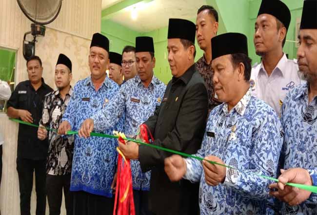 Sekda Abdul Haris, Kakan Kemenag dan pejabat lainnya, meresmikan pojok prestasi di MTsN 3 Rambah usai peringati HAB Kementrian RI ke 74 tahun 2020.