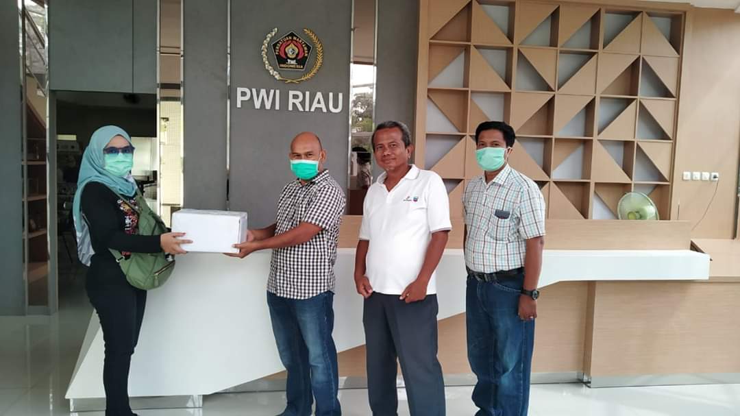 Penyerahan bantuan APD dari XL kepada PWI Riau.