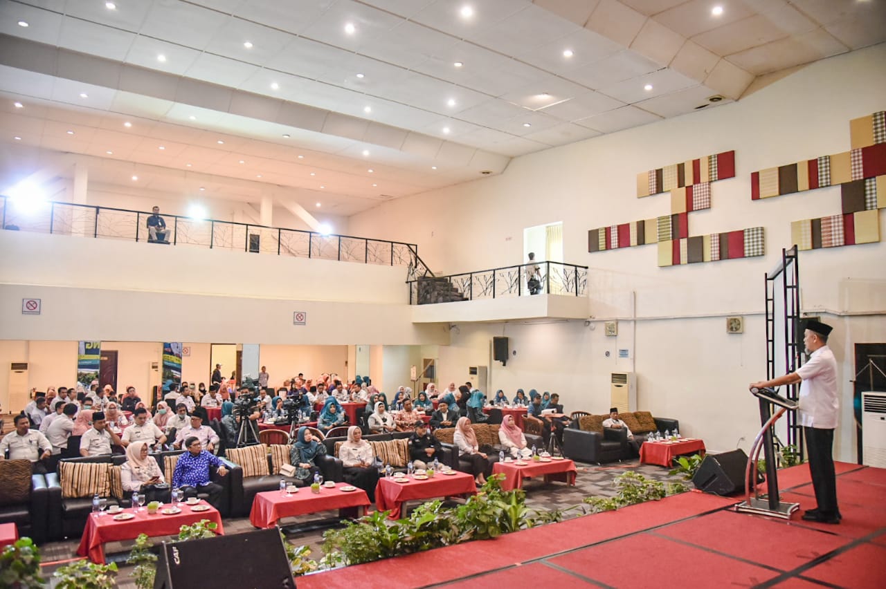 Walikota Dumai H Paisal menyampaikan sambutan pada saat membuka acara peringatan Hari Gizi Nasional Ke-63 Tahun 2023 di Ballroom Grand Zuri Hotel, Rabu (25/1/2023).(foto: bambang/halloriau.com)