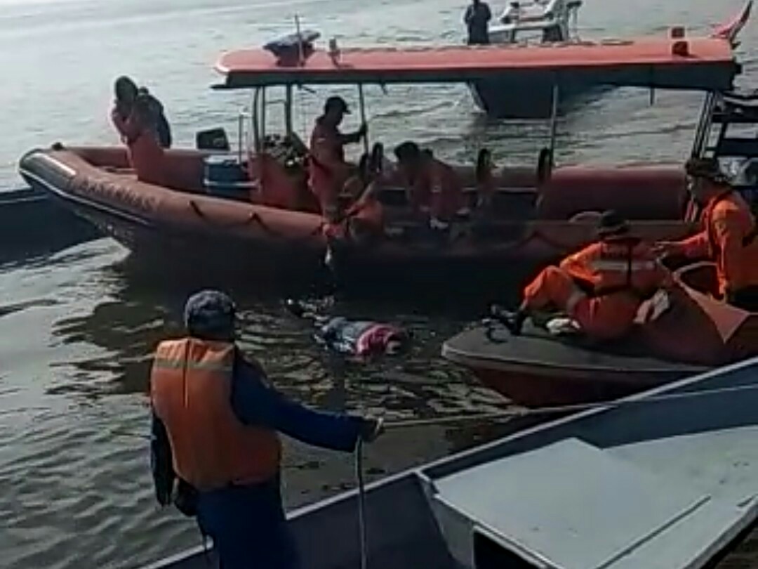 Tim gabungan berhasil menemukan Jasad Zulkarnaen korban ambruknya Jetty 5 Pertamina RU II Dumai pada Jumat lalu. Korban ditemukan Minggu (3/6/2018)