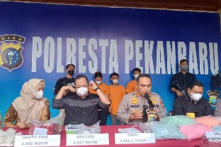 Kapolresta Pekanbaru Kombes Pol Pria Budi saat ekspos pengungkapan kasus narkoba di Mapolresta Pekanbaru