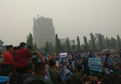Gubernur Riau Syamsuar menemui mahasiswa yang berunjuk rasa.