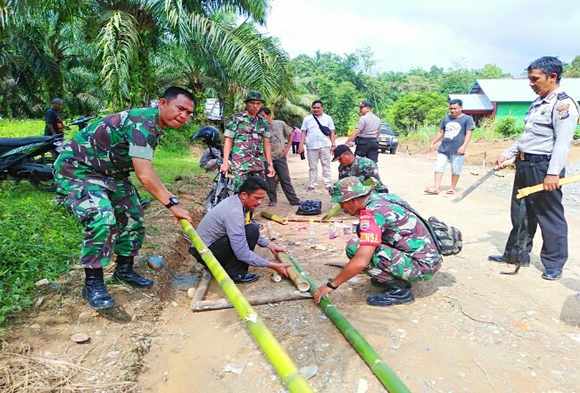 Personil TNI, Polri dan masyarakat kompak gelar goro bersihkan Desa Sialang Jaya untuk menyambut HJK pada 15 Desember 2018 mendatang.