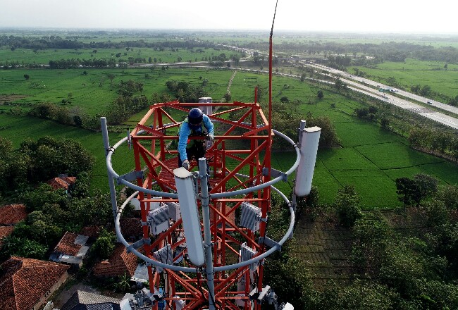 Teknisi sedang bekerja di atas tower BTS (Base Transceiver Station) XL Axiata yang berlokasi di desa Bongas Kulon, KM 175 Ruas Tol Sumberjaya, Kabupaten Majalengka, Provinsi Jawa Barat. 