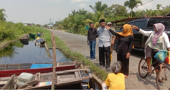 Kadis LH Rohil bersihkan parit di jalan Satria Tangko Ujung menuju ke Parit Kerang dan Sungai Pabrik (foto/zal)