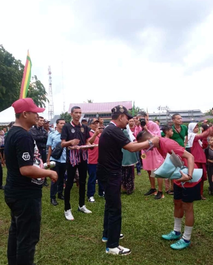 Ketua Askab PSSI Kepulauan Meranti, Suharto saat mengalungkan medali kepada pemain yang menjadi juara pada turnamen U-40 Askab PSSI