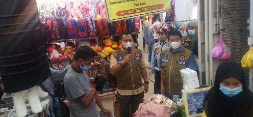 Kapolres bersama Plh Bupati Rohul saat operasi Yustisi bersama petugas gabungan di tempat perbelanjaan. 