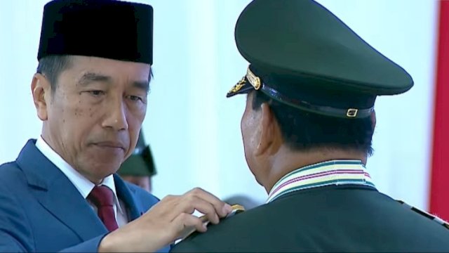 Presiden Jokowi sematkan pangkat jenderal kehormatan (HOR) ke Menteri Pertahanan Prabowo Subianto (foto/int)