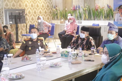 Bupati Siak Alfedri didampingi Wakil Bupati Siak Husni Merza menyaksikan bersama acara penghargaan yang dibuka oleh Menteri Pemberdayaan Perempuan dan Perlindungan Anak (PPPA) I Gusti Ayu Bintang Darmawati secara virtual.