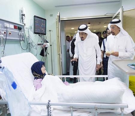 Raja Salman menjenguk paseien yang tengah dirawat di rumah sakit Kota Makkah, Arab Saudi (Ilustrasi) 