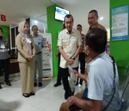 Gubernur Riau Syamsuar saat cek UPT Samsat Pekanbaru Kota (foto/int)

