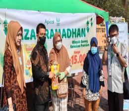 Apical Group gelar bazar Ramadan dengan menyediakan total 27,000 liter dimana sebanyak 10.000 liter minyak goreng dengan harga terjangkau
