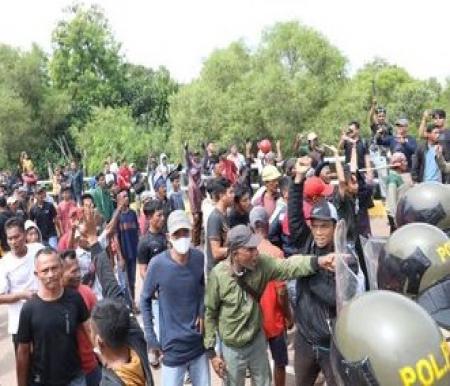 Sebanyak 27 orang massa aksi yang berunjuk rasa menolak relokasi 16 kampung di Pulau Rempang, Kota Batam, Kepri diamankan.