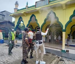 Bupati Adil saat melakukan penyemprotan Disinfektan di Masjid Tanjung Samak, Rangsang. (foto: istimewa).