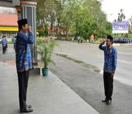 Sekda Kabupaten Inhu, Ir Hendrizal pimpin upacara 17 Hari Bulan (foto/int)