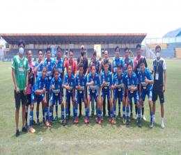 Tim U-16 Kepulauan Meranti foto bersama sebelum memulai pertandingan di Stadion Khairuddin Nasution, Rumbai.