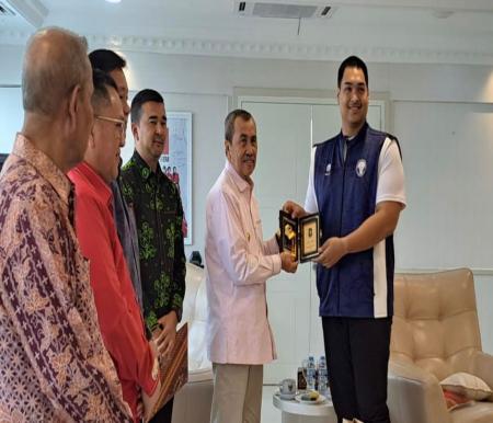 Gubernur Riau, Syamsuar bersama Menpora RI, Ario Bimo.(foto: rahmat/halloriau.com)