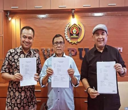 Ketua PWI Pusat, Hendry Ch Bangun (tengah) dan Ketua PWI Riau, Zulmansyah Sekedang (kanan) menyampaikan susunan kepengurusan PWI Pusat periode 2023-2028.(foto: istimewa)