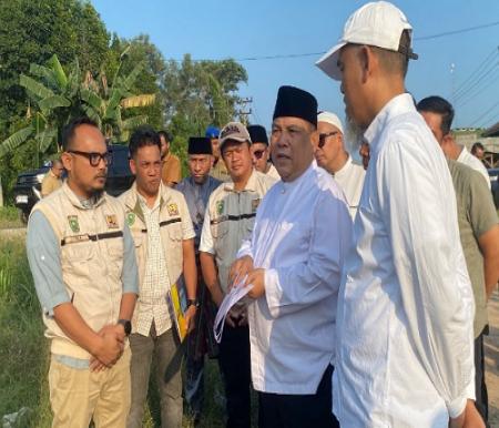 Pj Gubernur Riau bersama Walikota Dumai saat meninjau pembangunan Jembatan Sungai Masjid.(foto: sri/halloriau.com)