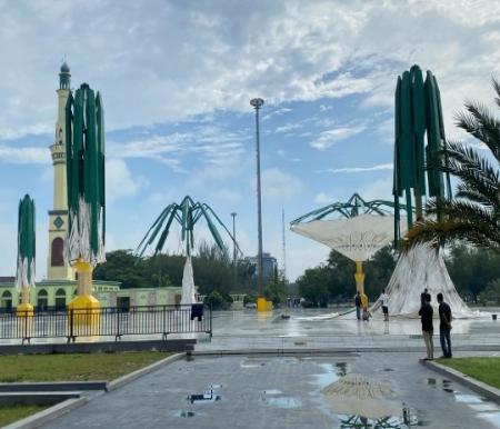 Dua Payung Elektrik Masjid Raya Annur Riau rusak (foto/Yuni)