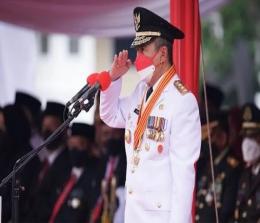 Gubri  Syamsuar bertindak selaku inspektur upacara pengibaran bendera di halaman kompleks kediaman Gubernur Riau, Rabu (17/8/2022).