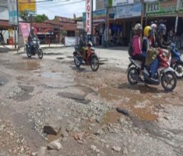 Jalan Suka Karya di Pekanbaru rusak berat dan membahayakan sepeda motor (foto/Rahmat)