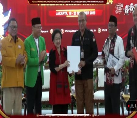 Ketum PDIP, Megawati menyerahkan berkas pasangan Ganjar-Mahfud kepada Ketua KPU RI.(foto: detik.com)