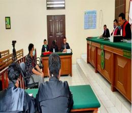 Sidang perkara Karhutla PT Adei Plantation digelar di Pengadilan Negeri Pelalawan, Rabu (15/7/2020) dengan agenda pembacaan dakwaan dari Jaksa Penuntut Umum (JPU) Kejari Pelalawan. FOTO: Tribun