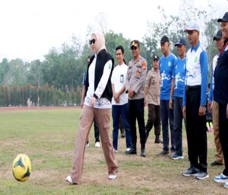 Bupati Inhu, Rezita Meylani saat tendang pertama pembukaan Turnamen Sepakbola Bupati Cup tingkat SMP Tahun 2023.(foto: andri/halloriau.com)