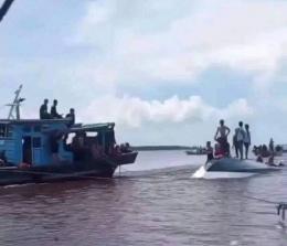 Sejumlah penumpang Kapal SB Evelyn Calisca 01 yang selamat dievakuasi kapal nelayan yang lewat di perairan Pulau Burung, Inhil.(foto: int)