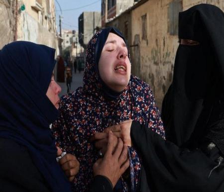 Rania Abu Anza (tengah) ibu dari bayi kembar Naeem dan Wissam, yang terbunuh dalam serangan udara Israel semalam, meratapi kematian mereka menjelang pemakaman mereka di Rafah di Jalur Gaza selatan pada tanggal 3 Maret 2024, saat konflik antara Israel dan kelompok militan Palestina, Hamas, terus berlanjut. (AFP/MOHAMMED ABED)