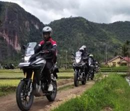 Bikers dari Pekanbaru menuju lokasi wisata Lembah Harau menggunakan Honda CB150X dan Honda tipe touring lainnya (foto/ist)