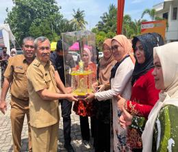 Gubernur Riau H. Syamsuar saat menyerahkan piala juara I kepada Kabupaten Kepulauan Meranti lomba Cipta Menu se-Provinsi Riau