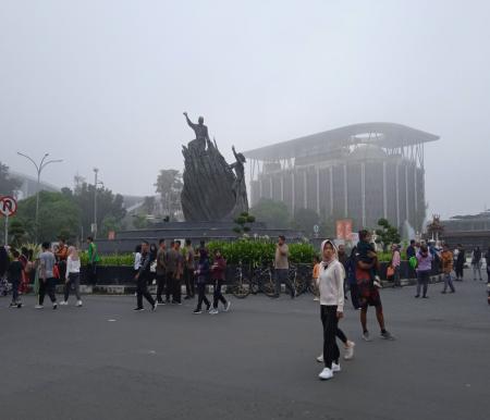 Kabut tebal menyelimuti Kota Pekanbaru sejak Minggu pagi.(foto: bayu/halloriau.com)