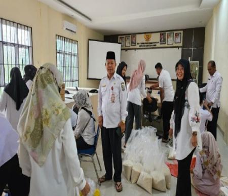 Pemkab Pelalawan siapkan beras untuk warga terdampak banjir.(foto: andi/halloriau.com)