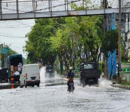 Banjir Rob genangi jalan di Kota Dumai.(foto: bambang/halloriau.com)
