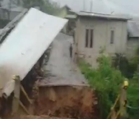 Jembatan dan rumah warga rusak akibat banjir bandang Surian, Solok, Sumbar (foto/int)
