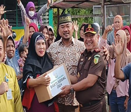 Wakajati Riau menyerahkan bantuan sembako untuk korban banjir di Rumbai.(foto: istimewa)
