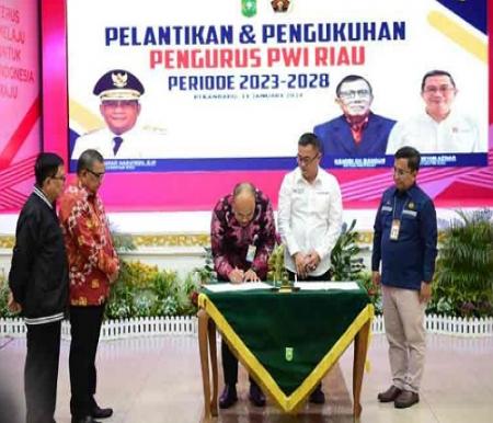 Momen pelantikan Pengurus PWI Riau beberapa waktu lalu.(foto: istimewa)