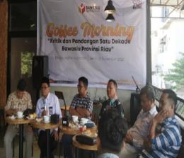 Mantan Ketua Bawaslu Riau Rusidi Rusdan (baju putih) jadi pembicara diskusi Bawaslu Riau.(foto: rico/halloriau.com)