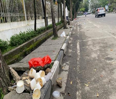 Sampah berserakan di Jalan Cut Nyak Dien Pekanbaru.(foto: mg1/halloriau.com)