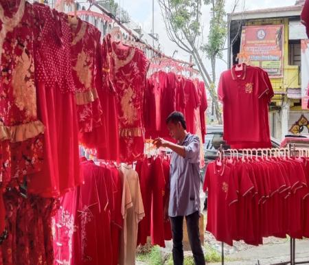 Baju Shio Naga jadi pernak pernik Imlek 2024 paling banyak dicari di Pasar Sago Senapelan (foto/Meri)
