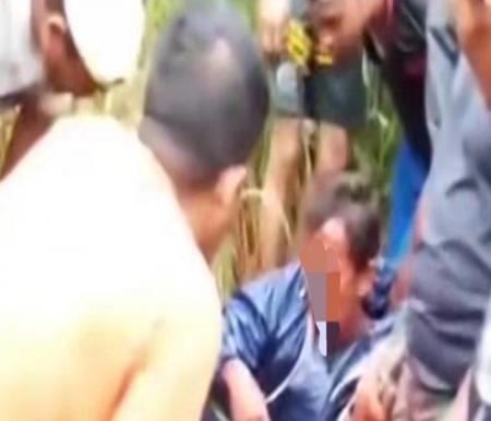 Tangkapan layar pria di Padang Panjang dihajar warga (foto/int)