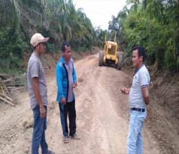  Sekdes Sialang Jaya bersama Kadus dan anggota TPK saat melihat proses pengerjaan peningkatan jalan yang dianggarkan dari dana Silpa DD 2018.