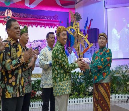 Gubernur Riau, Syamsuar menonton pagelaran wayang kulit di Pekanbaru (foto/int)